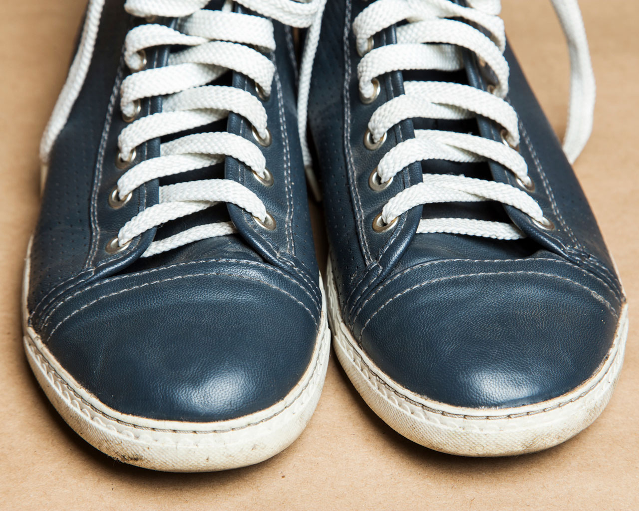 Comment enlever les mauvaises odeurs des chaussures en cuir ?